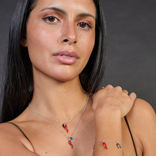 Collana argento rodiato con centrale corno smaltato e quadrifoglio pendenti