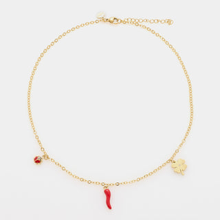Collana acciaio dorato maglia rolò fina con tre ciondoli in acciaio dorato quadrifoglio, corno smaltato rosso e coccinella smaltatat rossa e nera